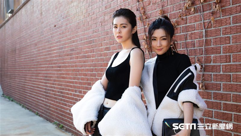 任家姊妹出征紐約！黑白配增添帥氣感