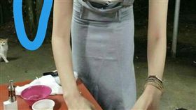 烤肉,靈異照片,長輩,顯靈,乳溝,豪乳,正妹,剝蝦,爆廢公社二館　圖／翻攝自臉書爆廢公社二館