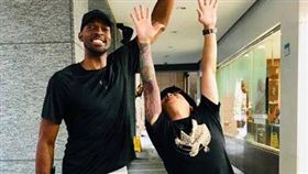 戴維斯當面歸還鐘聖雄錢包。（圖／鐘聖雄授權提供）