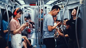地鐵,低頭,手機,車廂（圖／翻攝自Unsplash圖庫）