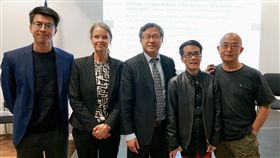 成大教授梁文韜柏林演講香港學生黃台仰、德中協會-台灣之友副主席齊勒森（Sophie-Caroline Zillessen）、駐德代表謝志偉、成功大學教授梁文韜、中國作家廖亦武（從左至右）11日在柏林出席香港情勢的專題演講。（駐德代表處提供）中央社記者林育立柏林傳真 108年9月12日