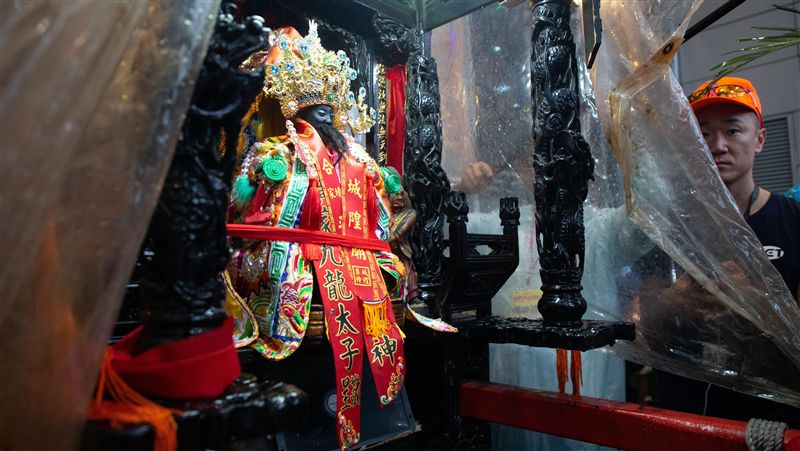 夜巡碰上大雨天　城隍赦罪也除穢