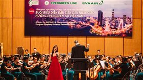 長榮交響樂團越南演出  深化台越文化交流長榮交響樂團12日晚間繼續在越南舉行音樂會，並與越南知名女歌手一起演出，共同促進台、越音樂文化交流。（長榮提供）中央社記者邱俊欽桃園機場傳真  108年9月12日