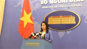 中國萬安灘探勘 越南再抗議要求撤離船隻中國船隻最近在越南控制的南沙群島萬安灘水域進行石油探勘作業，引起越中兩國船隻緊張對峙。越南外交部發言人黎氏秋恆（圖）再度向中國表示抗議，並要求中方撤離船隻。中央社河內攝 108年9月12日