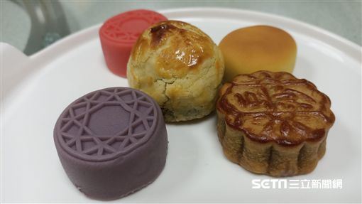 財政部提醒,五種常見月餅恐隱藏肉類成分,攜帶入境恐遭重罰。(圖/台中醫院提供)
