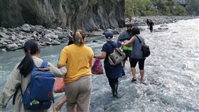 台東,南橫公路.再坍方,居民涉水,過中秋(圖/民眾提供)中央社