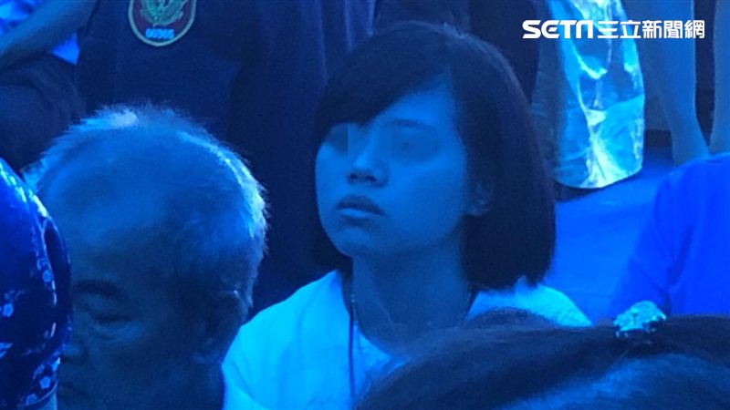 薛定岳告別式　未婚妻落寞模樣惹憐