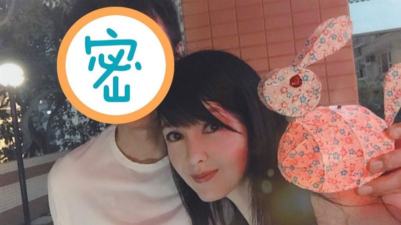 周慧敏中秋甜曬合照！老公倪震大回春