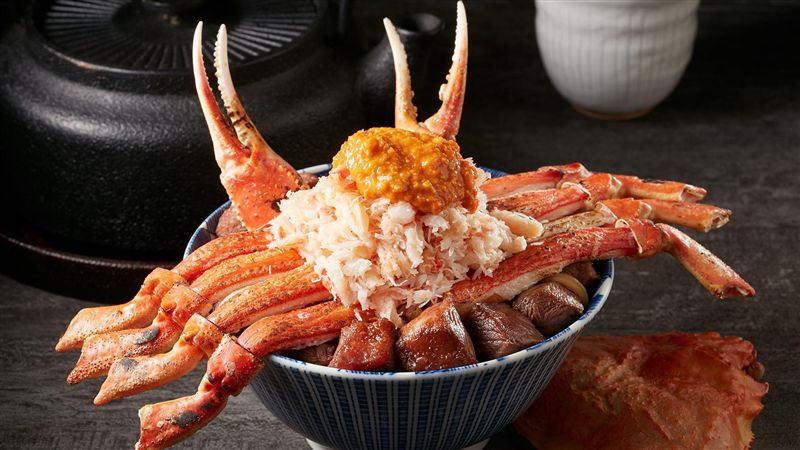 挑戰痛風指數！超狂松葉蟹丼整隻上桌