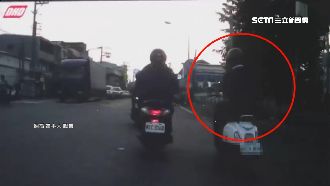 騎車蛇行險撞人！男按喇叭提醒反被打