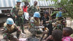 剛果民主共和國一列貨運列車12日在東南部脫軌，已知有10到50名偷渡乘客死亡。圖為聯合國維和人員現場救援。（圖／翻攝自twitter.com/MonuscoS）