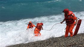 花蓮七星潭發現男浮屍（1）花蓮七星潭海面13日上午發現一具浮屍，經海巡人員打撈上岸，發現死者為中年男性，初判無明顯外傷。（第一二岸巡隊提供）中央社記者張祈傳真　108年9月13日