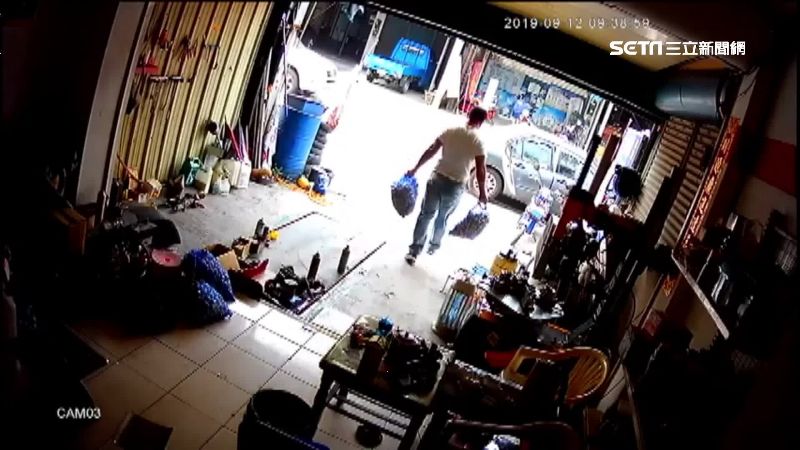 男佯稱買蒜抱上車落跑　害老農慘賠