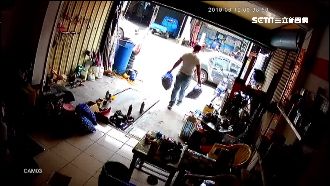 男佯稱買蒜抱上車落跑　害老農慘賠