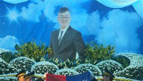 汐止警薛定岳告別式　靈柩覆國旗新北市政府警察局汐止分局員警薛定岳因公殉職，13日在彰化伸港鄉第一公墓舉辦告別式，薛定岳靈柩覆蓋國旗，場面哀戚。中央社記者吳哲豪彰化攝　108年9月13日