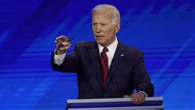 民調領先的前副總統拜登訴諸前總統歐巴馬的健保政績，挑戰兩大對手桑德斯和華倫的左傾政策。（圖／美聯社）