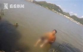 男分手怒跳湖　下秒「浮水面上睡死」（圖／翻攝自看看新聞）