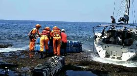 海巡助擱淺美國籍遊艇脫困（2）