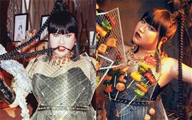 網紅黃小愛、林進中秋節利用烤肉工具製作衣服，裝扮成「烤肉女神」。臉書