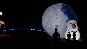 國際海灣燈光節  巨無霸月球點亮升空