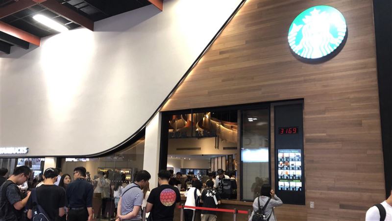 展覽攬客新招　星巴克首創外帶窗口
