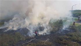 澎湖青螺空地火警　消防馳援（1）澎湖青螺一處養殖場周邊空地，13日中秋節疑因有民眾燃放爆竹煙火，不慎引發火警，消防局緊急調度人員救火，約1個小時成功控制火勢，所幸未傳人員傷亡。（澎湖消防局提供）中央社  108年9月13日