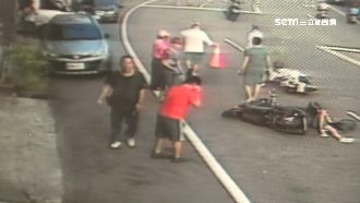 3車4人如保齡球摔翻…下秒2車再撞