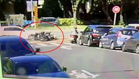 台北市士林環河北路、葫蘆街口發生車禍，一輛轎車疑駕駛夜釣疲勞，撞上重機，再鏟上另一休旅車，重機騎士傷重不治。總統蔡英文就在200公尺外宮廟參拜，車禍聲響讓特勤人員都衝上前查看。（圖／翻攝畫面）