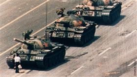 1989年拍下北京天安門六四事件「坦克人」經典照片的美國攝影師柯爾，日前在印尼峇里島辭世，享壽64歲。（圖／翻攝自facebook.com/WorldPressPhoto）