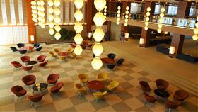 東京大倉飯店換新裝 和風藝術受注目東京大倉飯店為迎接2020年東京奧運，本館原址拆除，並重建一棟41層樓與一棟17層樓的建築。圖為飯店大廳充滿和風的設計。中央社記者楊明珠東京攝 108年9月13日