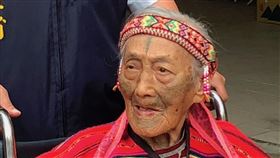 文面國寶柯菊蘭病逝　享耆壽97歲苗栗縣碩果僅存的泰雅族文面國寶柯菊蘭，因肺炎住進加護病房，14日清晨辭世，享耆壽97歲。圖為107年4月柯菊蘭出席泰雅文面紀錄片發表會。中央社記者管瑞平攝　108年9月14日