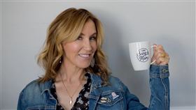 美國女星費麗西蒂荷夫曼（圖）為幫女兒上美國名校而行賄，她13日被判14天有期徒刑。（圖／翻攝自facebook.com/FelicityHuffman）