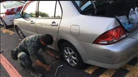 國軍,中秋,爆胎,護送,換輪胎,暖男,帥
