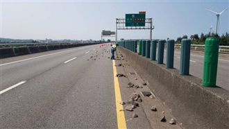 「生鐵」掉逾10公里　6車慘爆胎