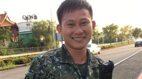 國軍,中秋,爆胎,護送,換輪胎,暖男,帥