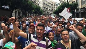 阿爾及利亞民眾13日再度走上街頭抗議，要求在舉行任何大選前，關鍵政治人物必須下台，以及改革政治制度。（圖／中央社／路透社提供）