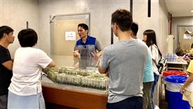 花蓮青年安心成家住宅　連假開放賞屋（1）花蓮縣政府推出「青年安心成家住宅」，中秋連假期間開放民眾賞屋，花蓮縣政府建設處長鄧子榆（中）為民眾介紹住宅規劃設計。（花蓮縣政府提供）中央社記者張祈傳真　108年9月14日