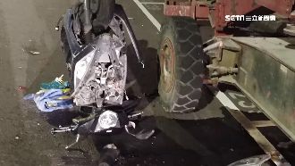 機械車違停害撞！騎士空中翻滾倒地