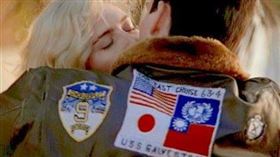 「捍衛戰士」男主角穿著繡有中華民國國旗飛行外套，但在續集預告裡卻被拿掉，曾引發熱議。美國國務卿蓬佩奧呼籲好萊塢應挺直腰桿，不要為了票房屈服於中國審查。（圖／翻攝自推特）