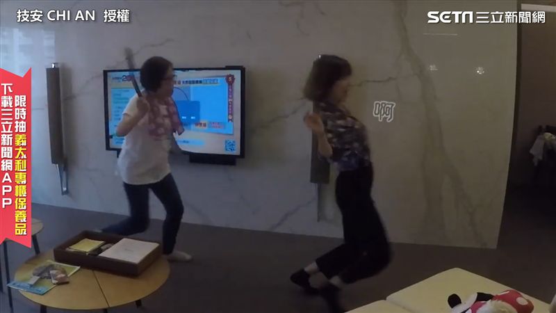 老爸夥同女兒去刺青？　媽媽見狀暴怒