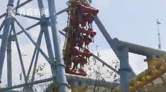 雲霄飛車卡半空！遊客「吊掛」嚇尖叫