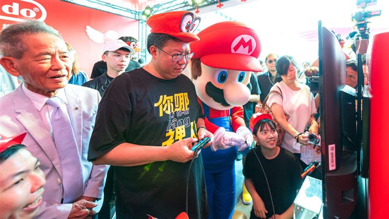 鄭文燦體驗虛擬實境　邀參與全運會