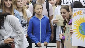 16歲的瑞典環保少女桑柏格（Greta Thunberg）（中）與數百名民眾站在白宮外抗議，要求世界最大經濟體美國及懷疑氣候變遷的川普採取行動。（圖／美聯社）