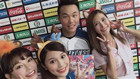 ▲LamiGirls到日本火腿札幌巨蛋訪問王柏融。（圖／Lamigo球團提供）