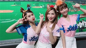 「LamiGirls」琳妲（左起）、Mia沐妍及Yuri代表擔任開球與表演嘉賓。（圖／Lamigo桃猿隊提供）