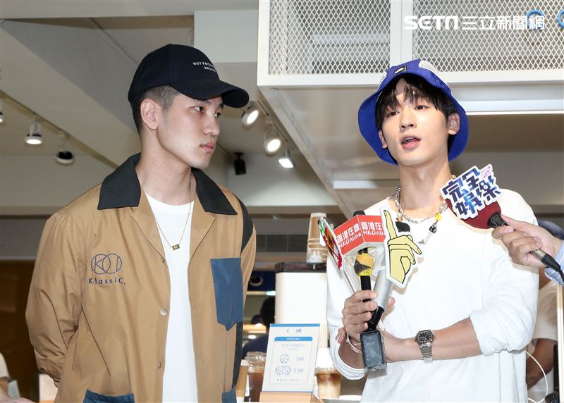 陳凱倫之子陳銳（左）吳思賢（右）出席咖啡茶飲店COFFEE.TEA.OR開幕。（記者邱榮吉/攝影）