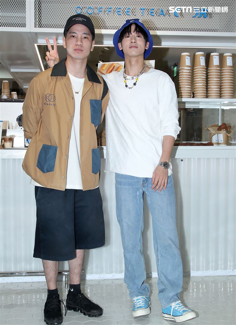 陳凱倫之子陳銳（左）吳思賢（右）出席咖啡茶飲店COFFEE.TEA.OR開幕。（記者邱榮吉/攝影）