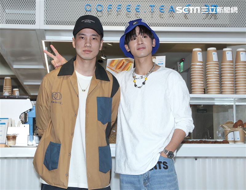 陳凱倫之子陳銳（左）吳思賢（右）出席咖啡茶飲店COFFEE.TEA.OR開幕。（記者邱榮吉/攝影）