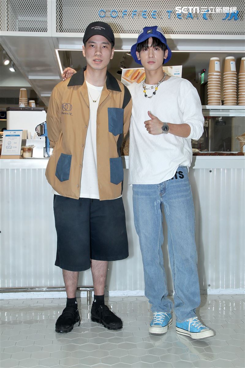 陳凱倫之子陳銳（左）吳思賢（右）出席咖啡茶飲店COFFEE.TEA.OR開幕。（記者邱榮吉/攝影）