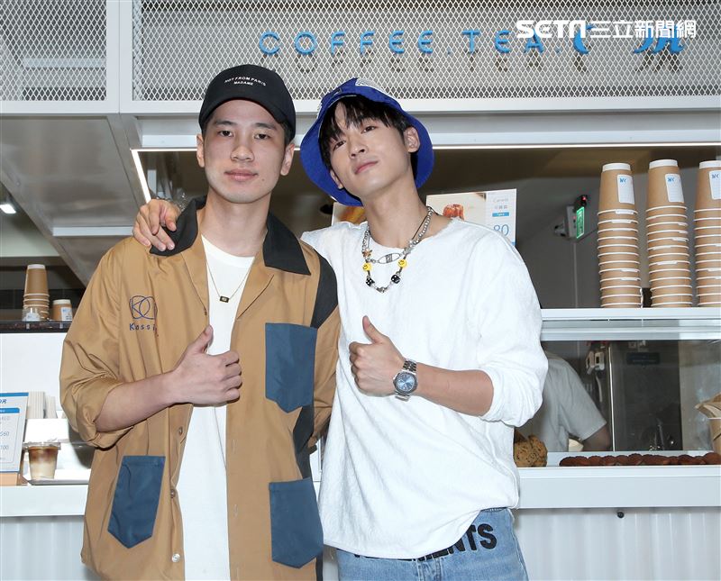 陳凱倫之子陳銳（左）吳思賢（右）出席咖啡茶飲店COFFEE.TEA.OR開幕。（記者邱榮吉/攝影）